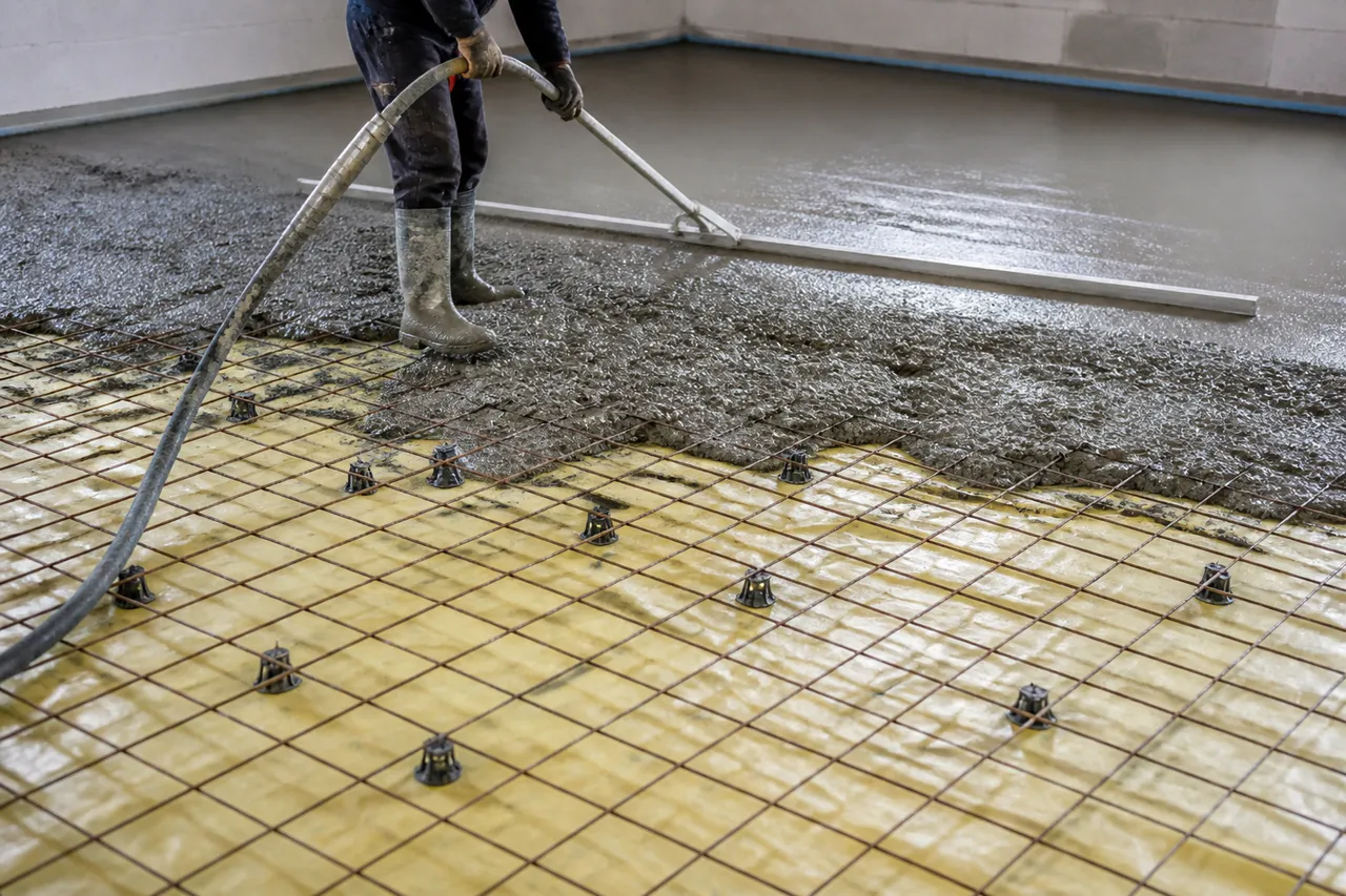 armarea și turnarea plăcii de beton peste sol